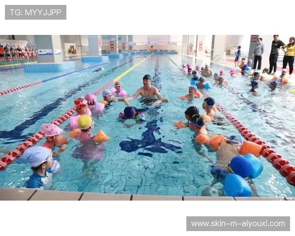 游泳队举办开放教学日吸引潜在学员体验，游泳教学馆